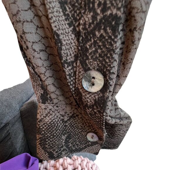 Chico's Design Size 2/ US L Snake Animal Print Blouse Abalone Buttons Longline - Picture 5 of 11